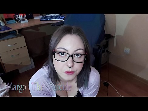 ❤️ Merch Sexy gyda Sbectol Yn Sugno Dildo'n Ddwfn ar y Camera ❤❌ Rhyw super wrthon ni ☑